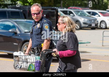 Stow, Massachusetts. 28th septembre 2022. La police de l'État de masse bombarde l'escouade inspectant un colis suspect trouvé dans le parking du supermarché Shaw. Banque D'Images