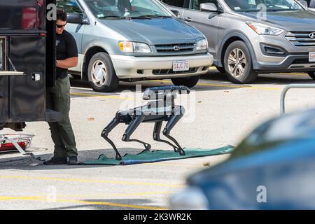 Stow, Massachusetts. 28th septembre 2022. La police de l'État de masse bombarde l'escouade inspectant un colis suspect trouvé dans le parking du supermarché Shaw. Banque D'Images