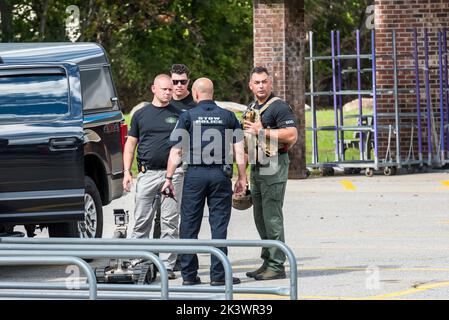 Stow, Massachusetts. 28th septembre 2022. La police de l'État de masse bombarde l'escouade inspectant un colis suspect trouvé dans le parking du supermarché Shaw. Banque D'Images