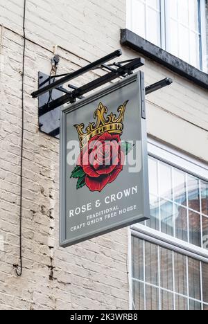 Panneau suspendu à l'extérieur du Rose & Crown, un pub de Liverpool Banque D'Images