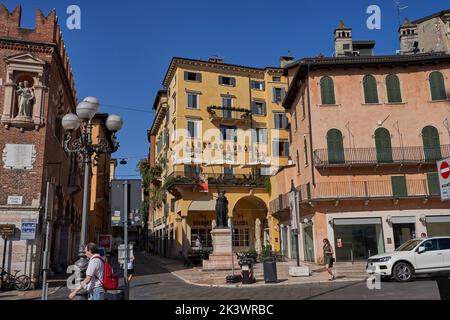 Vérone, Italie - 13 juillet 2022 - la place principale du marché - Piazza delle Erbe l'après-midi d'été Banque D'Images