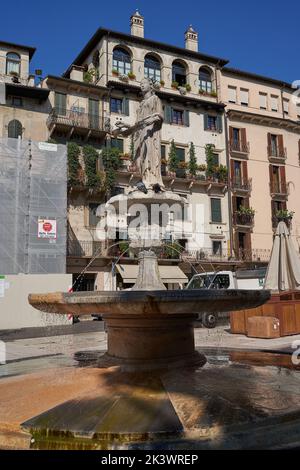 Vérone, Italie - 13 juillet 2022 - la place principale du marché - Piazza delle Erbe l'après-midi d'été Banque D'Images