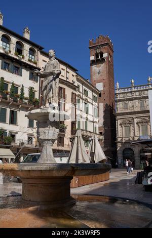 Vérone, Italie - 13 juillet 2022 - la place principale du marché - Piazza delle Erbe l'après-midi d'été Banque D'Images