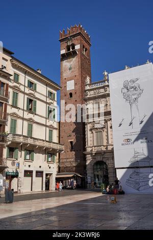 Vérone, Italie - 13 juillet 2022 - la place principale du marché - Piazza delle Erbe l'après-midi d'été Banque D'Images