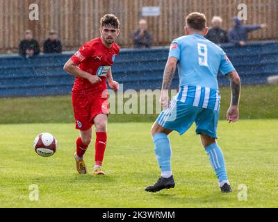 Liversedge a accueilli Warrington Rylands pour un match de football dans la Northern Premier League Premier Division. Il a plu à travers le match Banque D'Images