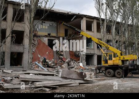 Mykolaivka, Donetsk, Ukraine. 28th septembre 2022. Les sauveteurs travaillent sur un site d'une école secondaire qui a été lourdement endommagé par les bombardements russes à Mykolaivka. Dmitry Peskov, attaché de presse du président russe, a déclaré que la Russie poursuivra la guerre même après des référendums fictives, et qu'elle visera à occuper tout le territoire de l'oblast de Donetsk. (Credit image: © Andriy Andriyenko/SOPA Images via ZUMA Press Wire) Credit: ZUMA Press, Inc./Alamy Live News Banque D'Images