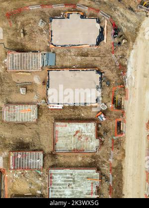 Vue aérienne directement au-dessus des fondations en béton pour les nouvelles maisons Banque D'Images