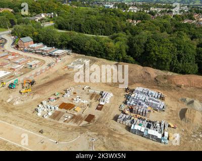Pontypridd, pays de Galles - août 2022 : vue aérienne des premières étapes d'un nouveau développement de logements par le promoteur Bellway Homes, dans le sud du pays de Galles Banque D'Images