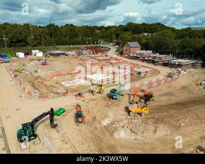 Pontypridd, pays de Galles - août 2022 : vue aérienne des premières étapes d'un nouveau développement de logements par le promoteur Bellway Homes, dans le sud du pays de Galles Banque D'Images