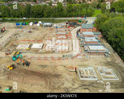 Pontypridd, pays de Galles - août 2022 : vue aérienne des premières étapes d'un nouveau développement de logements par le promoteur Bellway Homes, dans le sud du pays de Galles Banque D'Images