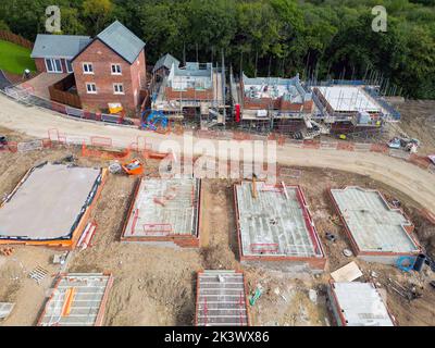 Pontypridd, pays de Galles - août 2022 : vue aérienne des premières étapes d'un nouveau développement de logements par le promoteur Bellway Homes, dans le sud du pays de Galles Banque D'Images