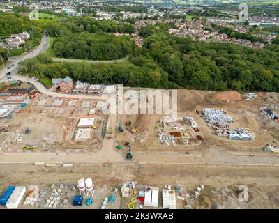 Pontypridd, pays de Galles - août 2022 : vue aérienne des premières étapes d'un nouveau développement de logements par le promoteur Bellway Homes, dans le sud du pays de Galles Banque D'Images