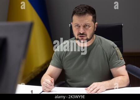 Kiev, Ukraine. 28th septembre 2022. Le président ukrainien Volodymyr Zelenskyy écoute lors d'une réunion spéciale du Conseil de sécurité de l'ONU appelée à répondre au référendum russe pour annexer le territoire ukrainien par vidéo-conférence du Palais Mariinsky, 28 septembre 2022, à Kiev en Ukraine. Credit: Bureau de presse présidentiel ukrainien/Présidence ukrainienne/Alamy Live News Banque D'Images