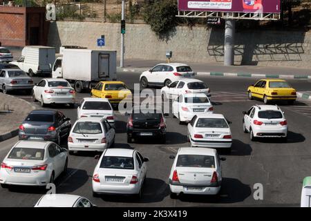 Téhéran, Téhéran, Iran. 28th septembre 2022. Vue sur une rue à Téhéran, Iran, 28 septembre 2022. L'Iran a été confronté à de nombreuses manifestations anti-gouvernementales à la suite de la mort de Masha Amini, une jeune fille de 22 ans, qui a été détenue le 13 septembre par l'unité de police chargée d'appliquer le strict code vestimentaire pour les femmes en Iran. Amini a été déclarée morte le 16 septembre, après avoir passé 3 jours dans le coma. Des manifestations ont commencé à Saqez, la ville natale d'Amini, lors de ses funérailles le 17 septembre. (Credit image: © Rouzbeh Fouladi via ZUMA Press Wire) Banque D'Images