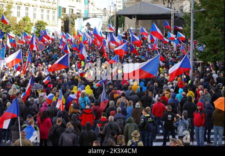 Prague, République tchèque. 28th septembre 2022. Les gens participent à une manifestation sur la place Venceslas à Prague, en République tchèque, le 28 septembre 2022. Une manifestation majeure a eu lieu mercredi à Prague, la capitale tchèque, appelant à des contrats directs du pays avec des fournisseurs de gaz à bas prix, à la neutralité militaire et à l'indépendance politique dans la prise de décision concernant l'Union européenne (UE). Crédit: Dana Kesnerova/Xinhua/Alamy Live News Banque D'Images