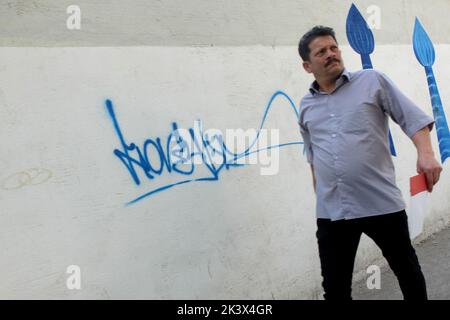 Téhéran, Téhéran, Iran. 28th septembre 2022. Les Iraniens marchent dans une rue, à Téhéran, Iran, le 28 septembre 2022. L'Iran a été confronté à de nombreuses manifestations anti-gouvernementales à la suite de la mort de Masha Amini, une jeune fille de 22 ans, qui a été détenue le 13 septembre par l'unité de police chargée d'appliquer le strict code vestimentaire pour les femmes en Iran. Amini a été déclarée morte le 16 septembre, après avoir passé 3 jours dans le coma. Des manifestations ont commencé à Saqez, la ville natale d'Amini, lors de ses funérailles le 17 septembre. (Credit image: © Rouzbeh Fouladi via ZUMA Press Wire) Banque D'Images