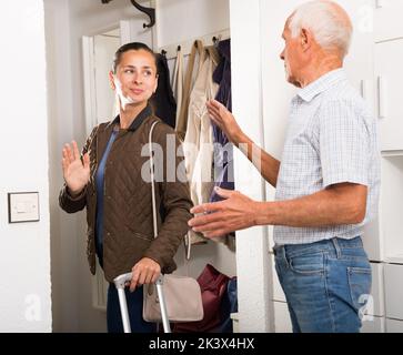 Père dit au revoir à sa fille dans le couloir de l'appartement Banque D'Images