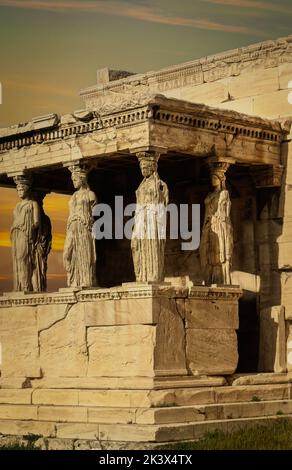 Le célèbre porche des caryatides ou des Maidens sur le côté sud de l'Erechtheion ou Erechtheum un ancien temple grec sur l'Accropolis d'Athènes Banque D'Images