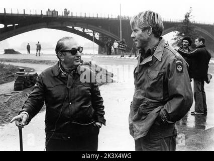 Le producteur JOSEPH E. LEVINE et ROBERT REDFORD sur le terrain de tournage Candid en Hollande pendant le tournage d'Un PONT TROP LOIN 1977 réalisateur RICHARD ATTENBOROUGH scénario William Goldman basé sur le livre de Cornelius Ryan USA - UK co-production Joseph E. Levine Productions / United Artists Banque D'Images