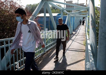 Téhéran, Téhéran, Iran. 28th septembre 2022. Les Iraniens marchent dans une rue, à Téhéran, Iran, le 28 septembre 2022. L'Iran a été confronté à de nombreuses manifestations anti-gouvernementales à la suite de la mort de Masha Amini, une jeune fille de 22 ans, qui a été détenue le 13 septembre par l'unité de police chargée d'appliquer le strict code vestimentaire pour les femmes en Iran. Amini a été déclarée morte le 16 septembre, après avoir passé 3 jours dans le coma. Des manifestations ont commencé à Saqez, la ville natale d'Amini, lors de ses funérailles le 17 septembre. (Credit image: © Rouzbeh Fouladi via ZUMA Press Wire) Banque D'Images