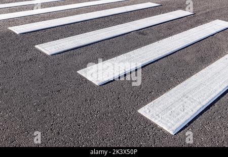 Passage pour piétons avec lignes de marquage blanches sur l'asphalte. La passerelle sur la route Banque D'Images
