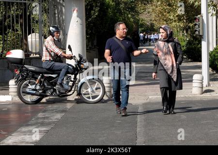 Téhéran, Téhéran, Iran. 28th septembre 2022. Un couple iranien marche dans une rue, à Téhéran, Iran, le 28 septembre 2022. L'Iran a été confronté à de nombreuses manifestations anti-gouvernementales à la suite de la mort de Masha Amini, une jeune fille de 22 ans, qui a été détenue le 13 septembre par l'unité de police chargée d'appliquer le strict code vestimentaire pour les femmes en Iran. Amini a été déclarée morte le 16 septembre, après avoir passé 3 jours dans le coma. Des manifestations ont commencé à Saqez, la ville natale d'Amini, lors de ses funérailles le 17 septembre. (Credit image: © Rouzbeh Fouladi via ZUMA Press Wire) Banque D'Images