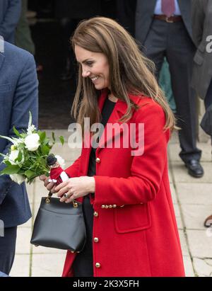 Swansea, pays de Galles, Royaume-Uni. 27 septembre 2022. Catherine, princesse de Galles reçoit une potesse de fleurs alors qu'elle visite l'église St Thomas à Swansea , qui a Banque D'Images