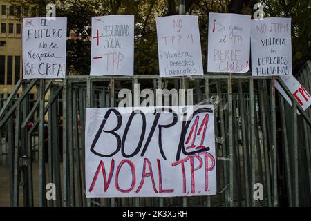 Valparaiso, Chili. 28th septembre 2022. Des affiches contre le PPT-11 sont suspendues à l'extérieur du congrès national pendant la démonstration. NON à la manifestation du TPP-11 (Traité global et progressif de Partenariat transpacifique) a eu lieu en dehors du Congrès national de Valparaiso, au Chili. Crédit : SOPA Images Limited/Alamy Live News Banque D'Images