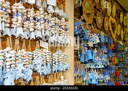 SIRINCE, Izmir, Turquie - 16 janvier 2022. Divers souvenirs traditionnels turcs dans les boutiques de la rue. Banque D'Images