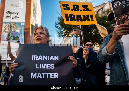 Madrid, Espagne. 28th septembre 2022. Les personnes protestant contre la mort de la femme iranienne Mahsa Amini. Mahsa Amini, 22 ans, a été arrêtée le 13 septembre dans la capitale, Téhéran, pour s'être mal habillé en portant un foulard mal placé. Elle est décédée trois jours après à un poste de police où elle était détenue. Credit: Marcos del Mazo/Alay Live News Banque D'Images