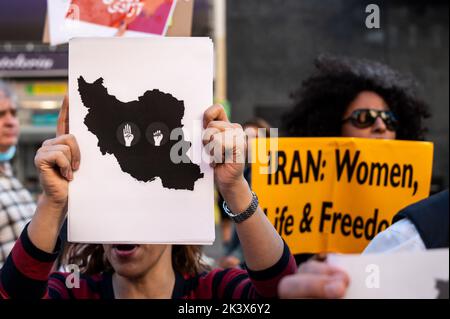 Madrid, Espagne. 28th septembre 2022. Les personnes protestant contre la mort de la femme iranienne Mahsa Amini. Mahsa Amini, 22 ans, a été arrêtée le 13 septembre dans la capitale, Téhéran, pour s'être mal habillé en portant un foulard mal placé. Elle est décédée trois jours après à un poste de police où elle était détenue. Credit: Marcos del Mazo/Alay Live News Banque D'Images