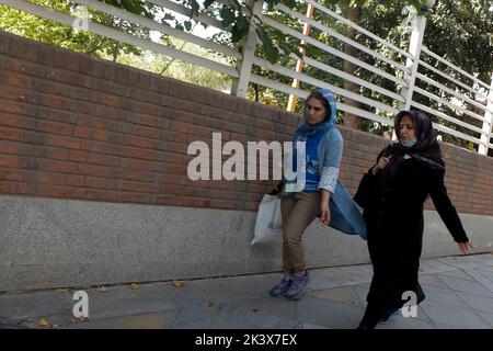 Téhéran, Téhéran, Iran. 28th septembre 2022. Les femmes iraniennes marchent dans une rue, à Téhéran, Iran, le 28 septembre 2022. L'Iran a été confronté à de nombreuses manifestations anti-gouvernementales à la suite de la mort de Masha Amini, une jeune fille de 22 ans, qui a été détenue le 13 septembre par l'unité de police chargée d'appliquer le strict code vestimentaire pour les femmes en Iran. Amini a été déclarée morte le 16 septembre, après avoir passé 3 jours dans le coma. Des manifestations ont commencé à Saqez, la ville natale d'Amini, lors de ses funérailles le 17 septembre. (Credit image: © Rouzbeh Fouladi via ZUMA Press Wire) Banque D'Images