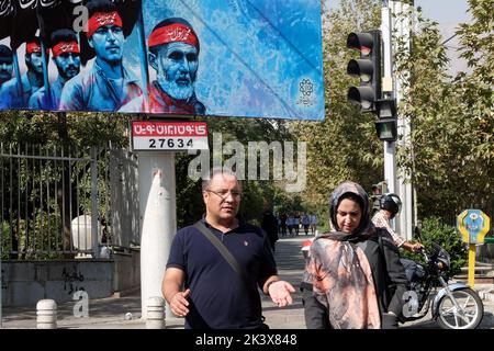 Téhéran, Téhéran, Iran. 28th septembre 2022. Un couple iranien marche dans une rue, à Téhéran, Iran, le 28 septembre 2022. L'Iran a été confronté à de nombreuses manifestations anti-gouvernementales à la suite de la mort de Masha Amini, une jeune fille de 22 ans, qui a été détenue le 13 septembre par l'unité de police chargée d'appliquer le strict code vestimentaire pour les femmes en Iran. Amini a été déclarée morte le 16 septembre, après avoir passé 3 jours dans le coma. Des manifestations ont commencé à Saqez, la ville natale d'Amini, lors de ses funérailles le 17 septembre. (Credit image: © Rouzbeh Fouladi via ZUMA Press Wire) Banque D'Images