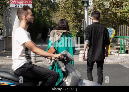 Téhéran, Téhéran, Iran. 28th septembre 2022. Un couple iranien marche dans une rue, à Téhéran, Iran, le 28 septembre 2022. L'Iran a été confronté à de nombreuses manifestations anti-gouvernementales à la suite de la mort de Masha Amini, une jeune fille de 22 ans, qui a été détenue le 13 septembre par l'unité de police chargée d'appliquer le strict code vestimentaire pour les femmes en Iran. Amini a été déclarée morte le 16 septembre, après avoir passé 3 jours dans le coma. Des manifestations ont commencé à Saqez, la ville natale d'Amini, lors de ses funérailles le 17 septembre. (Credit image: © Rouzbeh Fouladi via ZUMA Press Wire) Banque D'Images