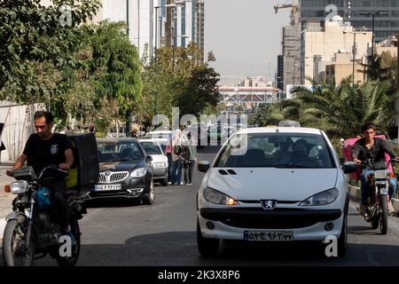 Téhéran, Téhéran, Iran. 28th septembre 2022. Les Iraniens marchent dans une rue, à Téhéran, Iran, le 28 septembre 2022. L'Iran a été confronté à de nombreuses manifestations anti-gouvernementales à la suite de la mort de Masha Amini, une jeune fille de 22 ans, qui a été détenue le 13 septembre par l'unité de police chargée d'appliquer le strict code vestimentaire pour les femmes en Iran. Amini a été déclarée morte le 16 septembre, après avoir passé 3 jours dans le coma. Des manifestations ont commencé à Saqez, la ville natale d'Amini, lors de ses funérailles le 17 septembre. (Credit image: © Rouzbeh Fouladi via ZUMA Press Wire) Banque D'Images