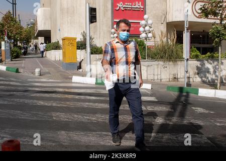 Téhéran, Téhéran, Iran. 28th septembre 2022. Les Iraniens marchent dans une rue, à Téhéran, Iran, le 28 septembre 2022. L'Iran a été confronté à de nombreuses manifestations anti-gouvernementales à la suite de la mort de Masha Amini, une jeune fille de 22 ans, qui a été détenue le 13 septembre par l'unité de police chargée d'appliquer le strict code vestimentaire pour les femmes en Iran. Amini a été déclarée morte le 16 septembre, après avoir passé 3 jours dans le coma. Des manifestations ont commencé à Saqez, la ville natale d'Amini, lors de ses funérailles le 17 septembre. (Credit image: © Rouzbeh Fouladi via ZUMA Press Wire) Banque D'Images