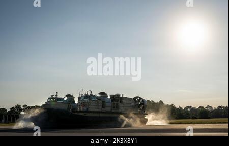 Un coussin d'air amphibie pour embarcation de la Marine commence à se déplacer à la base aérienne d'Eglin, en Floride, le 24 septembre. Le LCAC, du Naval surface Warfare Centre Panama City, est arrivé à la base pour commencer deux semaines de tests au laboratoire climatique McKinley d’Eglin. (É.-U. Photo de la Force aérienne/Samuel King Jr.) Banque D'Images