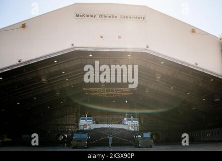 Un véhicule amphibie à coussin d'air pour embarcation de la Marine pénètre au laboratoire climatique McKinley à la base aérienne d'Eglin, en Floride, le 24 septembre. Le LCAC, du Naval surface Warfare Centre Panama City, est arrivé à la base pour commencer deux semaines d'essais météorologiques au laboratoire. (É.-U. Photo de la Force aérienne/Ilka Cole) Banque D'Images