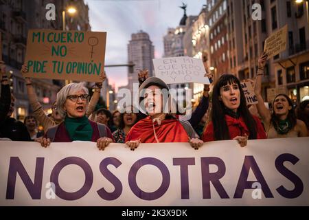 Madrid, Espagne. 28th septembre 2022. Les manifestants tiennent une bannière pendant la manifestation. Les associations féministes de Madrid rejoignent le mouvement international en faveur de l'avortement gratuit et manifestent dans les rues du centre-ville de Madrid. Crédit : SOPA Images Limited/Alamy Live News Banque D'Images