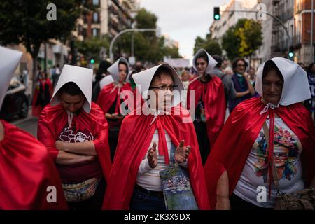 Madrid, Espagne. 28th septembre 2022. Les manifestants habillés de servantes du Tale de la servante prennent part à la manifestation. Les associations féministes de Madrid rejoignent le mouvement international en faveur de l'avortement gratuit et manifestent dans les rues du centre-ville de Madrid. Crédit : SOPA Images Limited/Alamy Live News Banque D'Images