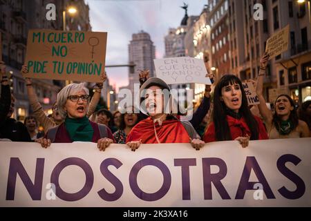 Madrid, Espagne. 28th septembre 2022. Les manifestants tiennent une bannière pendant la manifestation. Les associations féministes de Madrid rejoignent le mouvement international en faveur de l'avortement gratuit et manifestent dans les rues du centre-ville de Madrid. (Photo de Diego Radames/SOPA Images/Sipa USA) crédit: SIPA USA/Alay Live News Banque D'Images