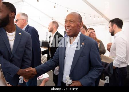 Austin Texas États-Unis, 24 septembre 2022: Le maire de Houston SYLVESTER TURNER salue les admirateurs après avoir parlé sur un panel au festival annuel de Tribune du Texas dans le centre-ville d'Austin. ©Bob Daemmrich Banque D'Images