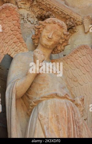 The Smiling Angel (Smile of Reims), carved between 1236-1245, on the north portal of the west facade of Reims Cathedral (Marne), France Banque D'Images