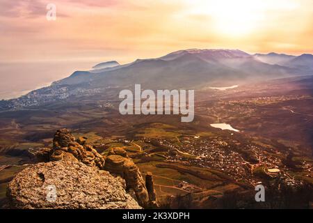 Magnifique coucher de soleil dans les montagnes de Crimée, vue sur la ville d'Alushta depuis le Mont Demerdzhi. Photo de haute qualité Banque D'Images