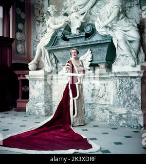 Alexandra Mary Hilda Cadogan, 10th duchesse de Marlborough, épouse de John Spencer-Churchill, 10th duc de Marlborough, portrait intégral dans la robe de Coronation et Tiara, Elizabeth II Coronation, Toni Frissell Collection, 1953 Banque D'Images