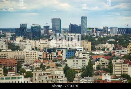 Bucarest, Roumanie - 22 septembre 2022 : vue imprenable sur la ville avec la zone nord des immeubles de bureaux du quartier de Pipera. Banque D'Images