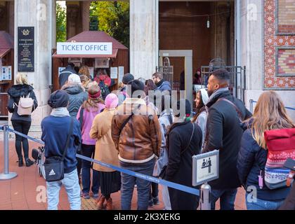 Un gros plan de personnes attendant dans la file d'attente à la billetterie près de la synagogue juive de la rue Dohany à Budapest Banque D'Images