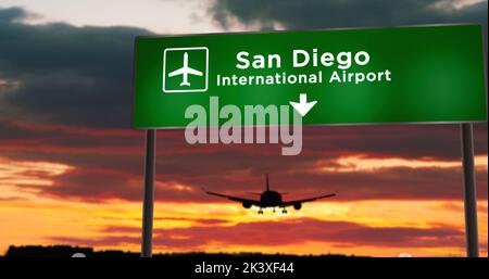 Silhouette d'avion atterrissage à San Diego, Californie, États-Unis. Arrivée en ville avec panneau indiquant la direction de l'aéroport et coucher de soleil en arrière-plan. Voyage et transport Banque D'Images