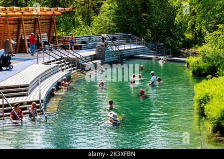 Touristes appréciant les sources thermales de la rivière Liard; Parc provincial de la rivière Liard; Colombie-Britannique; Canada Banque D'Images