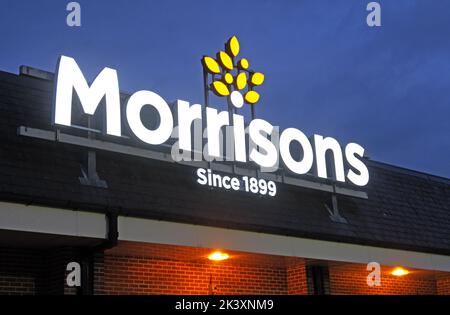 Supermarché Morrisons au crépuscule, Kingstown Rd, Carlisle, Cumbria, Angleterre, ROYAUME-UNI Banque D'Images